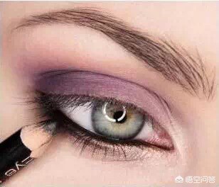 美妆好物画眼线
