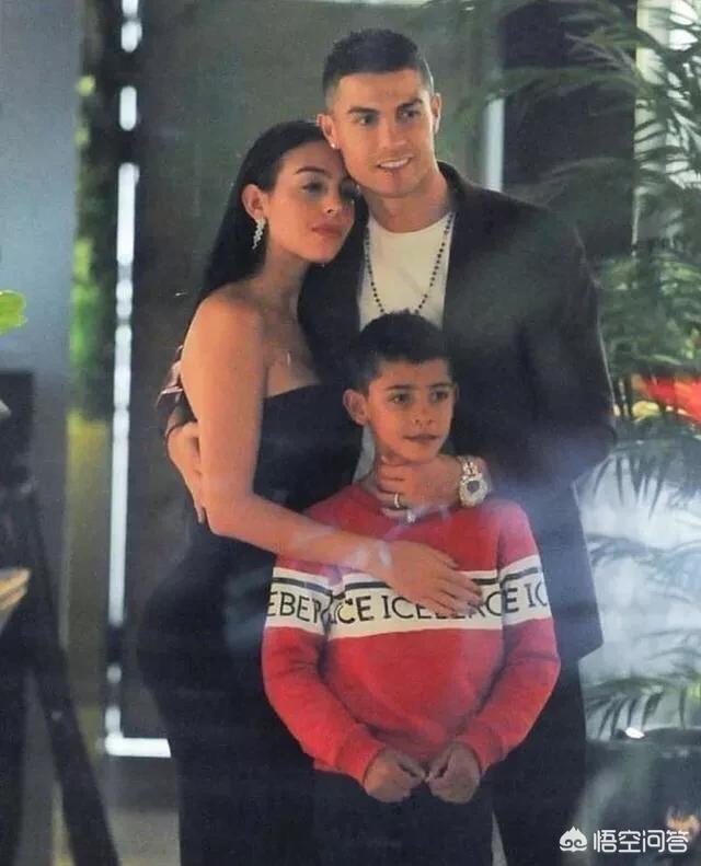 C罗向乔治娜求婚