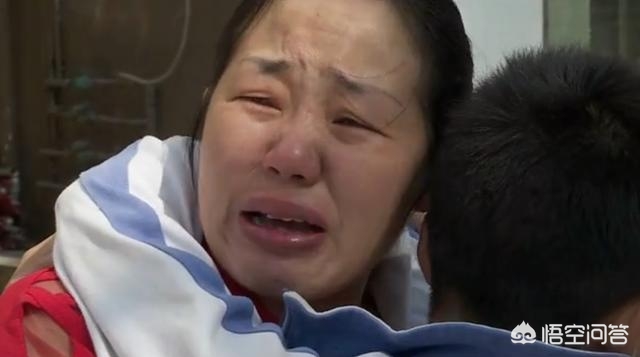男童追打女童2分钟（11岁男童遭对方家长摁地暴打满脸飙血，事后竟说分期赔偿，你怎么看？）