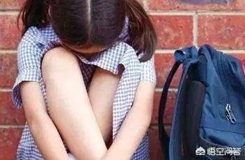 中学通报体罚学生（甘肃8岁女生被伤害事件官方通报：“丢口红的老师”已解聘，对这样的处罚你有何看法？）