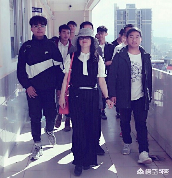 学生遭老师性侵轻生（如何看待初三学生被老师强制剃了光头，十天后跳楼自杀？这事能怪老师吗？）