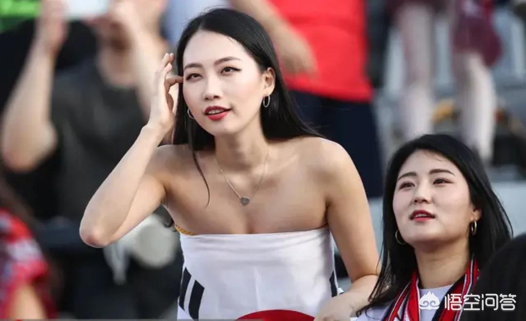 韩国人挥国旗被夺下（韩国女球迷“性感”国旗装亮相中韩足球大战现场，是否合适？）