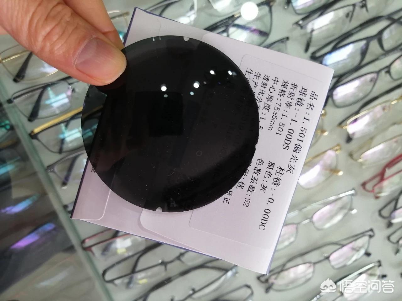 杭州司机高速上捡隐形眼镜出车祸，毁了两辆车，交警提醒：夜间开车尽量戴有框眼镜, 你怎么看？