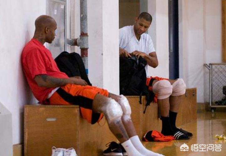 为什么像科比、姚明等球员一下场就会用纱布缠住冰块冰敷？这也不会损伤膝盖吗？