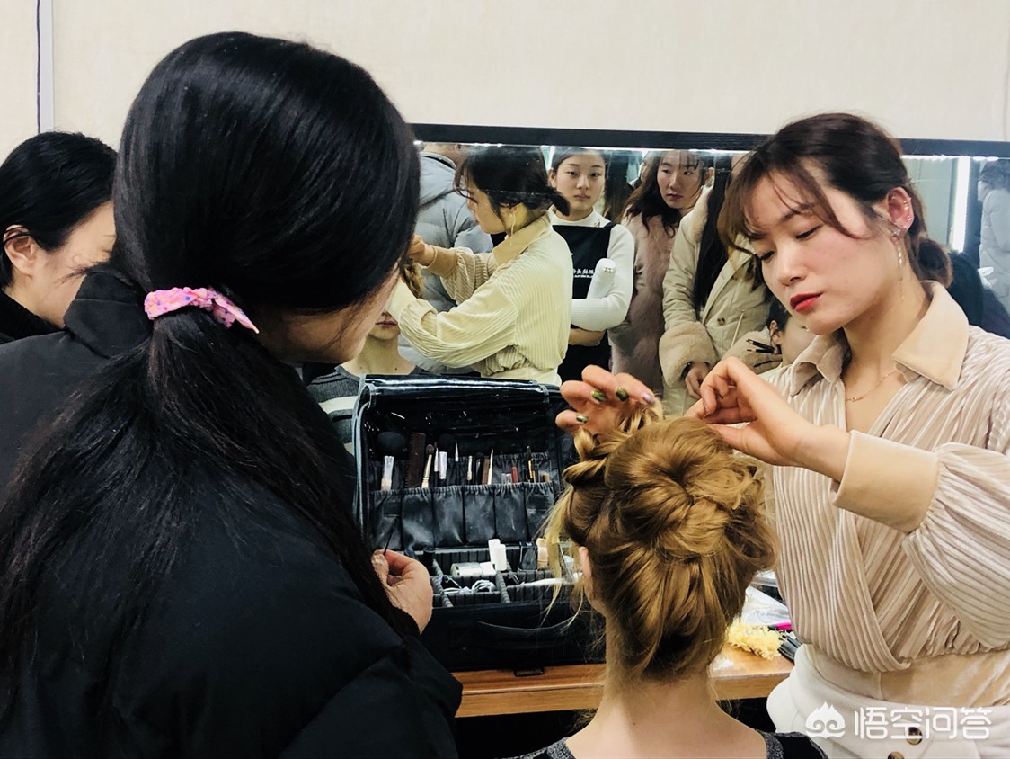 化妆师盘发小技巧
