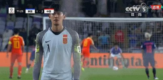 男子砸记者采访设备