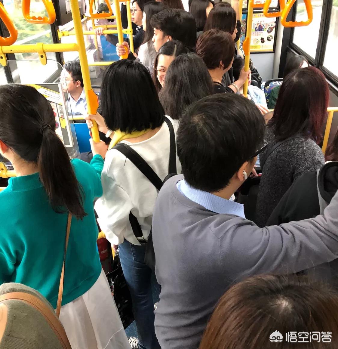 [车起火司机联手救援]葫芦岛男子车上发病昏迷，司机乘客联手救人，班车客串120，你怎么看？