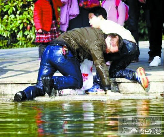 高中生救老人时溺亡