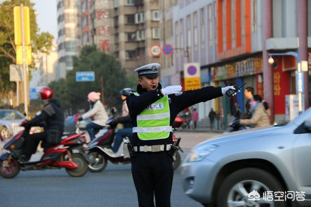 宝马撞车