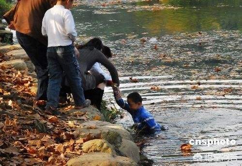高中生救老人时溺亡（宿州3名中学生溺水身亡，年龄最小13岁，最大15岁, 你怎么看？）