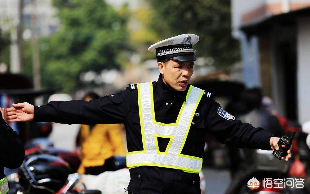 宝马撞车