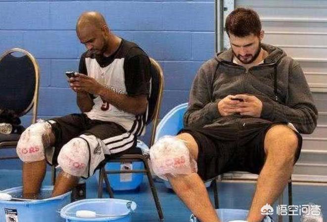 为什么像科比、姚明等球员一下场就会用纱布缠住冰块冰敷？这也不会损伤膝盖吗？