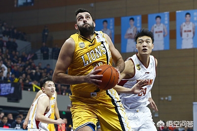 博洛西斯失误广厦队被迫叫暂停，李春江与之争吵并怒砸战术板，你怎么看？