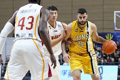 博洛西斯失误广厦队被迫叫暂停,李春江与之争吵并怒砸战术板,你怎么看? 博洛西斯失误广厦队被迫叫暂停,李春江与之争吵并怒砸战术板,你怎么看?