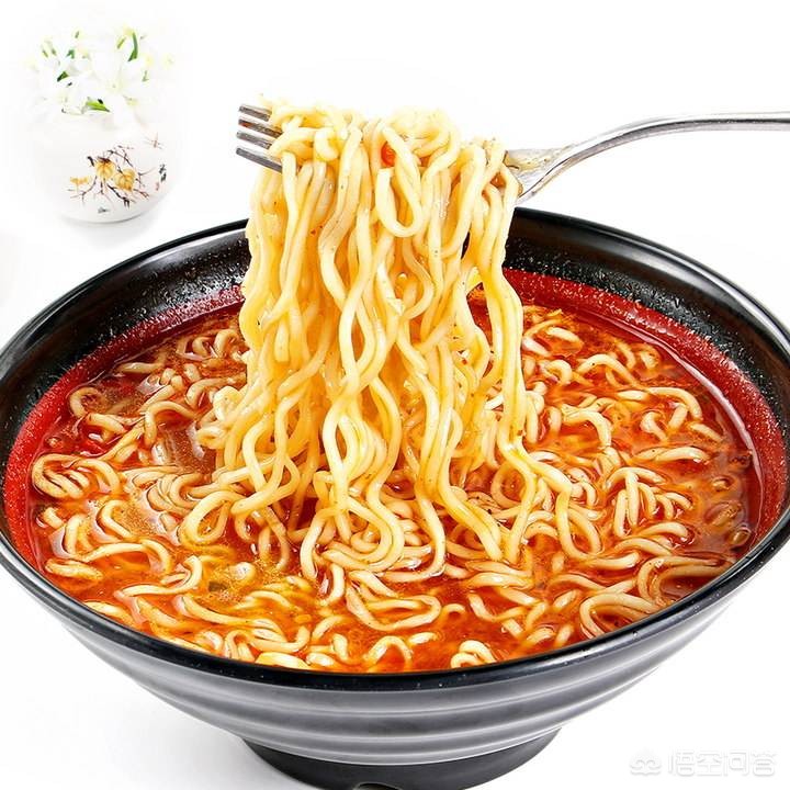 每天吃方便面患胃癌（方便面吃多了会得胃癌吗？32小时不消化，32天不解毒，是真的吗？）