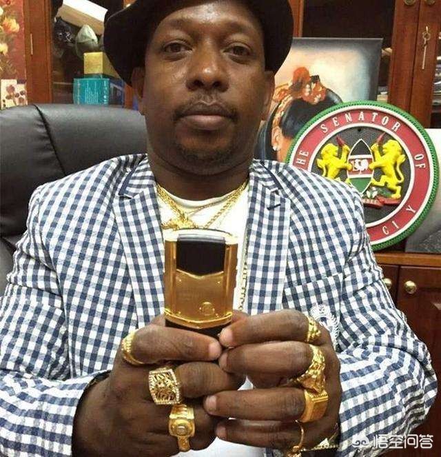 在东北服务员称呼顾客是大哥大姐叔叔阿姨，而广东清一色称呼为老板，这是因为什么？