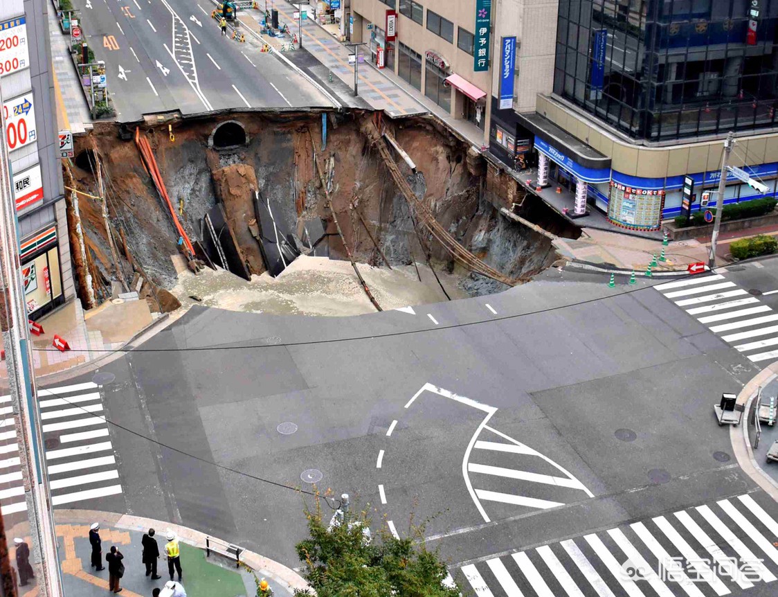 路面塌陷路人掉坑内（郑州：雨后路面塌陷致高压电线打火，蓝色火球吓坏路人, 你怎么看？）