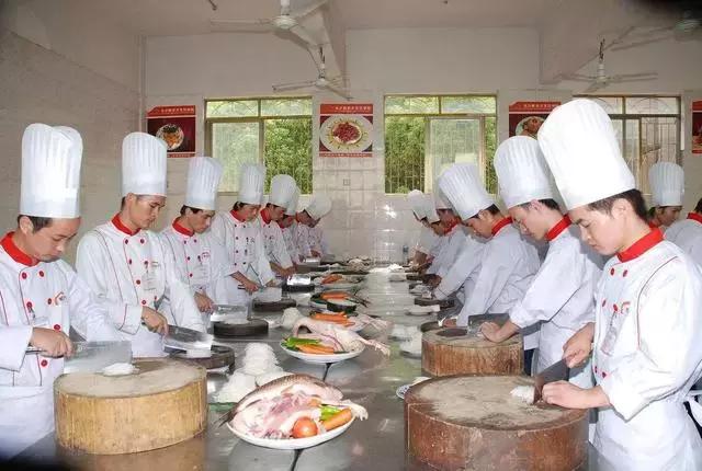 开小饭店经营策略_餐饮经营管理技巧_厨师开店失败原因