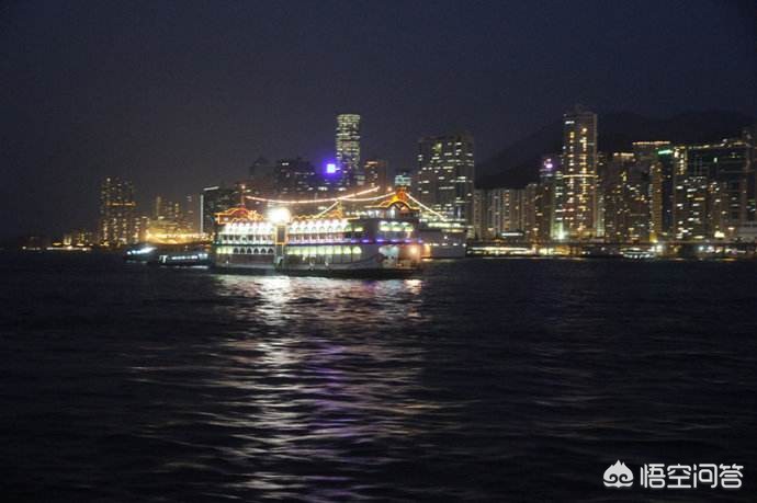 网站设计制作费用多少,求一个壁纸,晚上的大海波光粼粼倒映着城市的灯光,有一艘游轮飘在海上,很像香港或者?