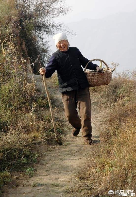 [免费打工20年救母亲]母亲下肢瘫痪双目失明。我34岁放弃工作在家照顾了八年了，这样值得吗？后面怎么办？