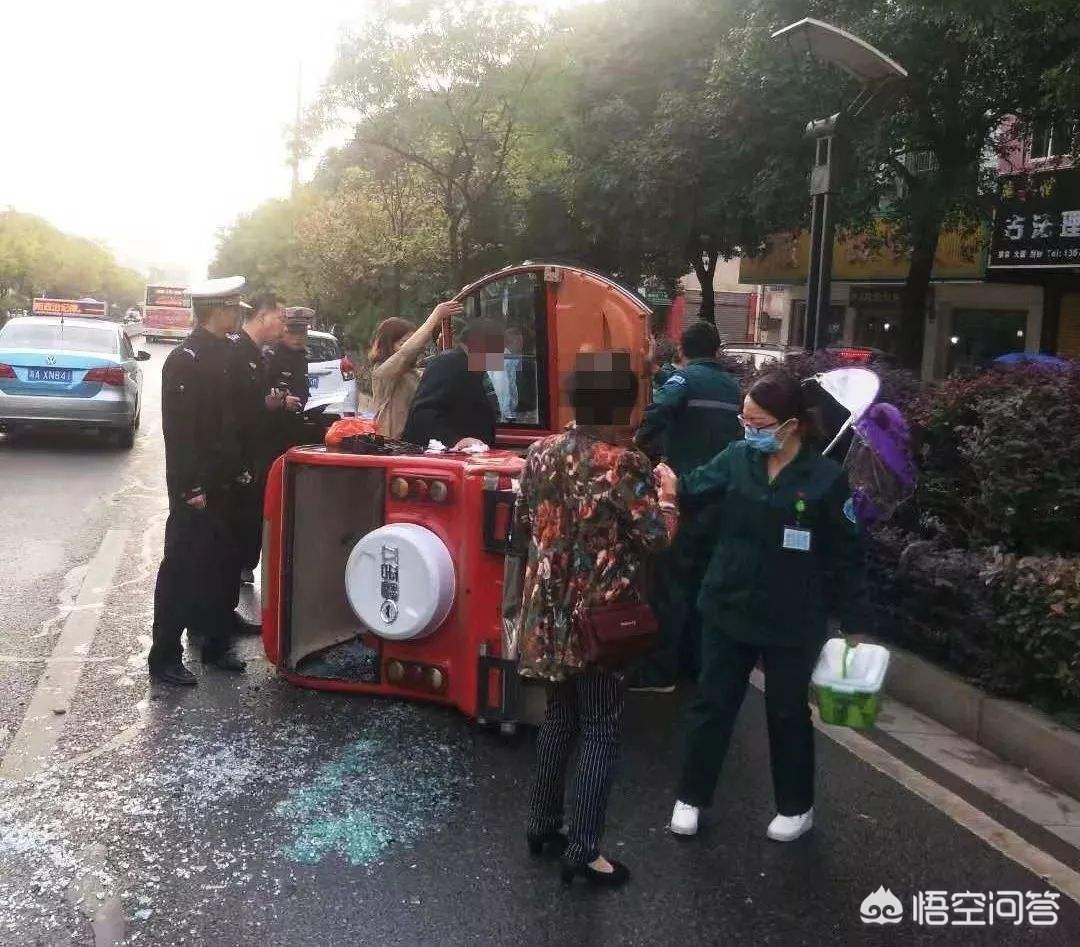 民警引导盲人过马路（成都：五一假期老人独自徒步上高速，民警成功救助, 你怎么看？）