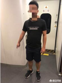 [女子拒绝男子被重伤]28岁男子在琼海高铁上主动搭讪15岁女孩被拒绝，殴打女方脸部致其受伤，在网吧落网，被拘留10日。你怎么看？
