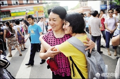 [跪地拦车救受伤母亲]合肥某中学高考生走出考场，对其母亲下跪说，妈您辛苦了，你对于这个事怎么看？