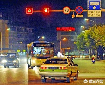 江门全市道路亮红灯（江门男子连闯3个红灯，不满处罚当交警面撕毁罚单，被拘留5日, 你怎么看？）