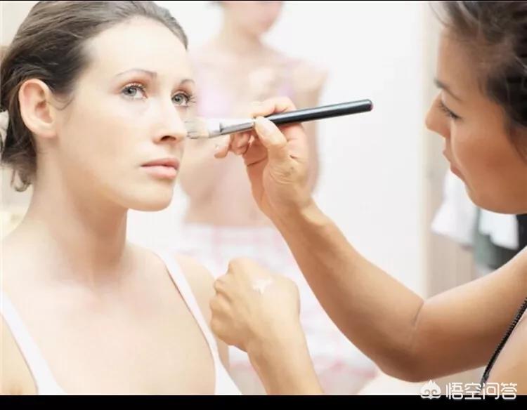找化妆店学技巧
