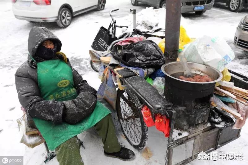在东北服务员称呼顾客是大哥大姐叔叔阿姨，而广东清一色称呼为老板，这是因为什么？