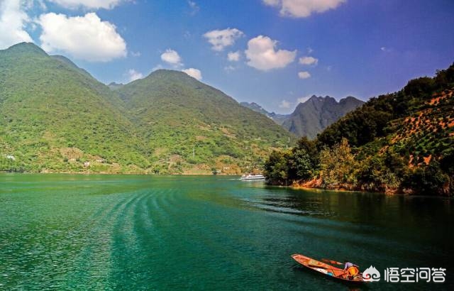 网站设计制作费用多少,求一个壁纸,晚上的大海波光粼粼倒映着城市的灯光,有一艘游轮飘在海上,很像香港或者?