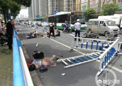 奔驰车祸