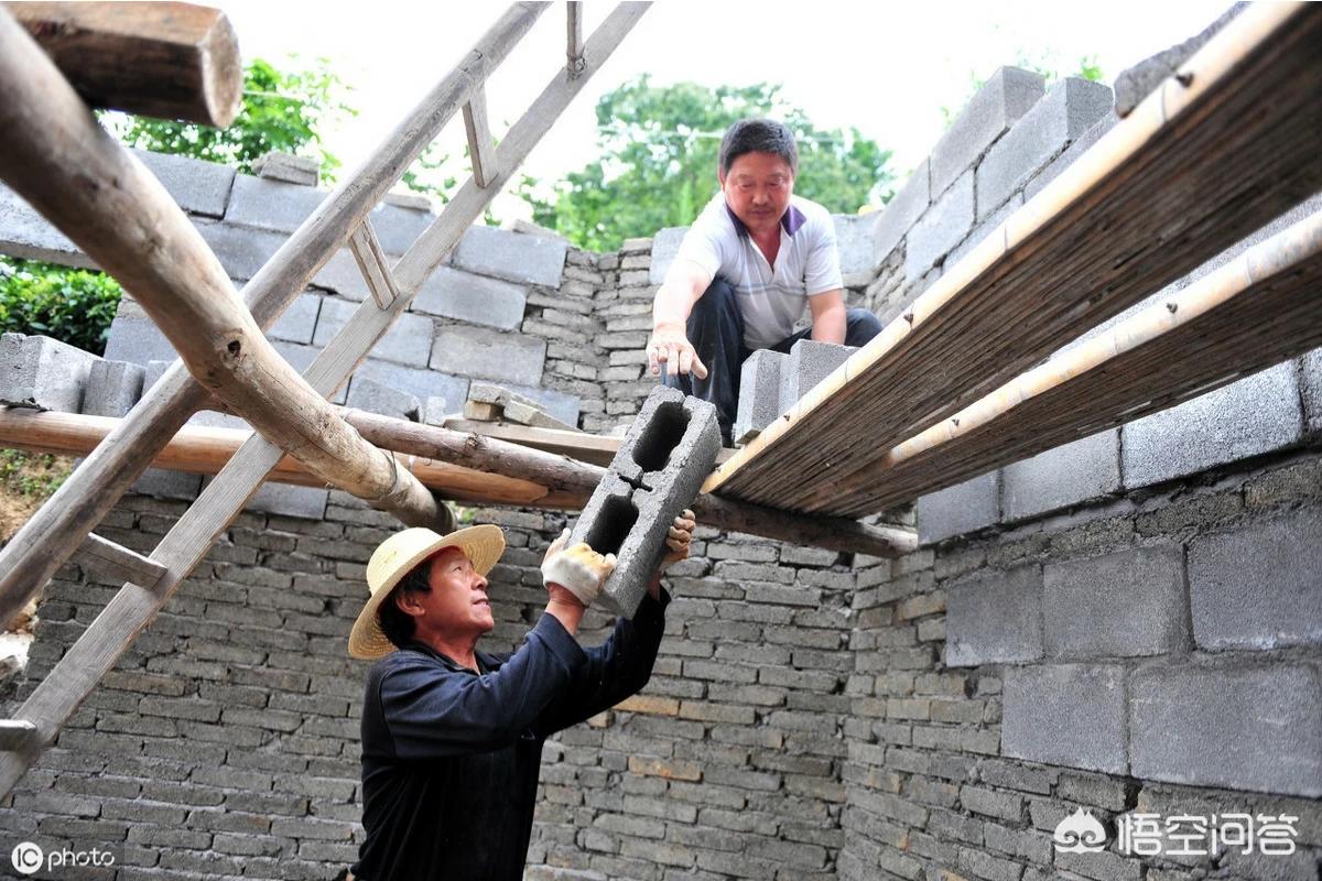 [天降水管砸死婴儿]70岁拾荒老人掏挖危墙“偷”水管被压身亡，村民已挂指示牌仍被判赔16万元，冤吗？
