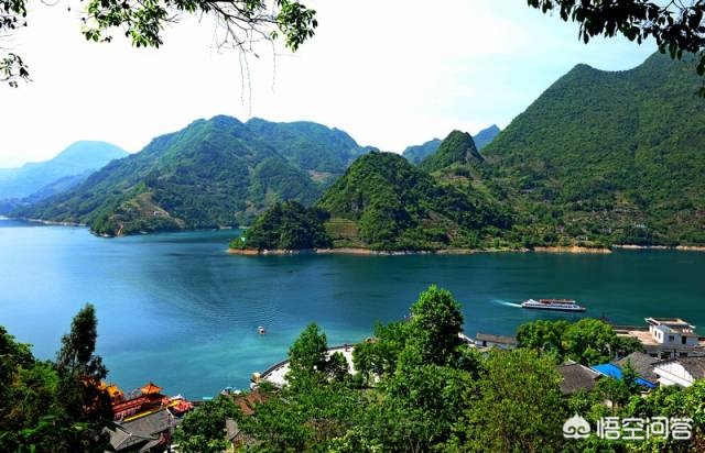 网站设计制作费用多少,求一个壁纸,晚上的大海波光粼粼倒映着城市的灯光,有一艘游轮飘在海上,很像香港或者?