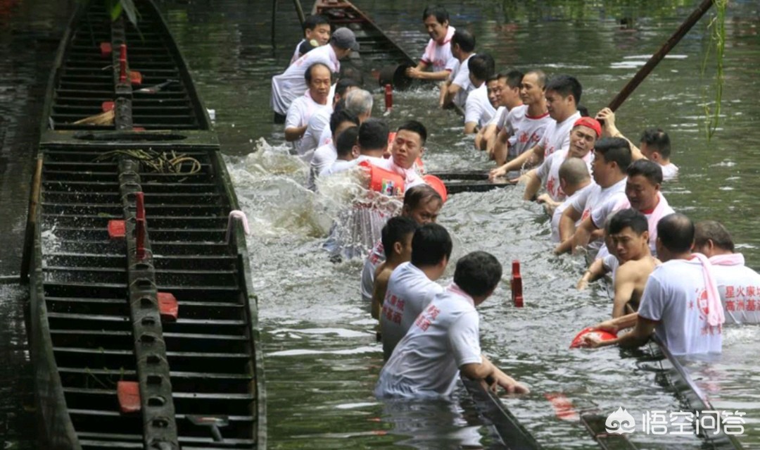 广州荔湾泮塘进行“起龙船”仪式,唤醒湖底“沉睡”一年龙舟, 你怎么看? 广州荔湾泮塘进行“起龙船”仪式,唤醒湖底“沉睡”一年龙舟, 你怎么看?