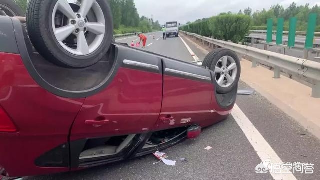 济南一名女司机穿拖鞋开车，高速路上翻车, 你怎么看？：一家四口自驾翻车