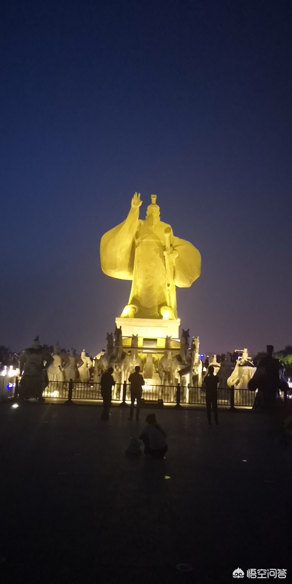 [保安深夜救落水女生]西安：女子汉城湖景区跳桥落水，保安未脱衣服就下水救人, 你怎么看？