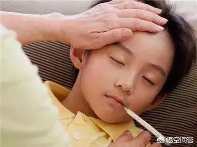 [嘴含输液管陪女儿]郑州爸爸嘴含输液管为女儿暖药液, 你怎么看？