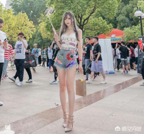 腐团儿斗鱼嘉年华模仿韩国女星着装爆火，你觉得哪个是买家秀呢？：明星爆火是资本做局