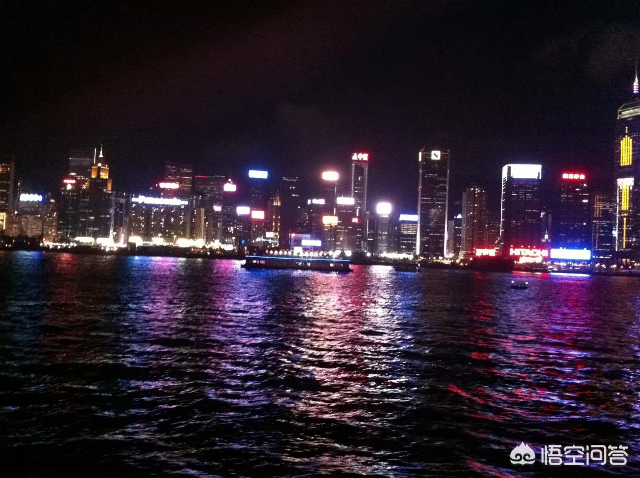 网站设计制作费用多少,求一个壁纸,晚上的大海波光粼粼倒映着城市的灯光,有一艘游轮飘在海上,很像香港或者?