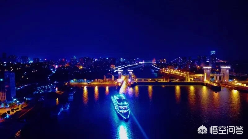 网站设计制作费用多少,求一个壁纸,晚上的大海波光粼粼倒映着城市的灯光,有一艘游轮飘在海上,很像香港或者?