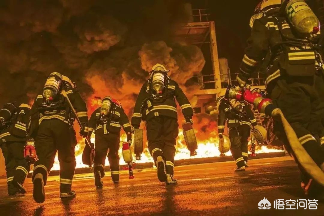 上海市中心巨鹿路瑞金一路口一居民区起火，现场实施交通管制，消防在现场扑救，火势已得到控制。你怎么看？：上海展览中心起火