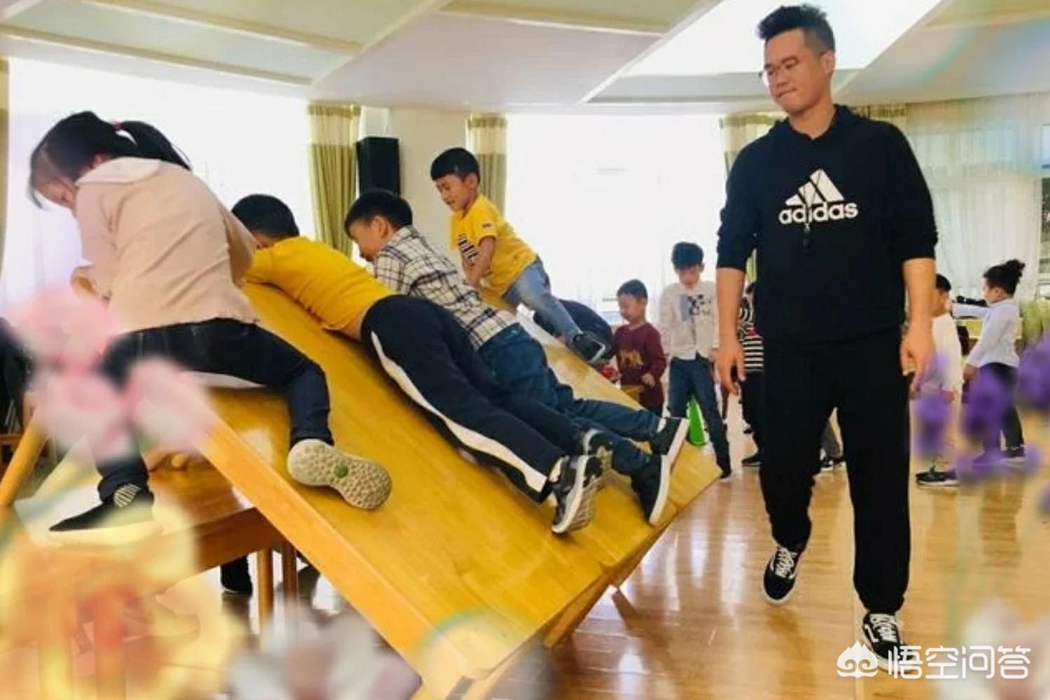 适合成人的游戏和活动有哪些？包括两个人的多个人的，在室内的，在室外的？