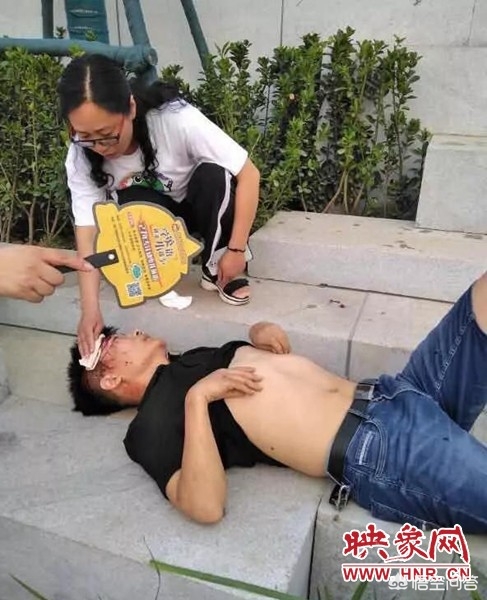 男子突然栽倒流血，漯河美丽护士伸援手救人获赞, 你怎么看？：护士300秒极限救人