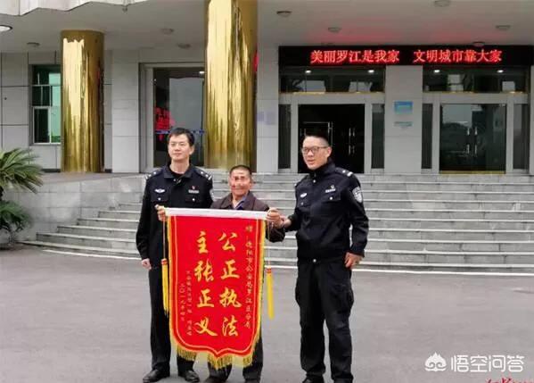 未拴绳宠物狗起身吓得胆小老太摔伤致残，狗主人该不该赔？：被狗绊倒刺死老太