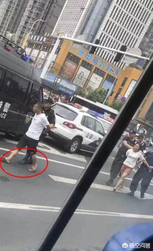 奔驰撞车