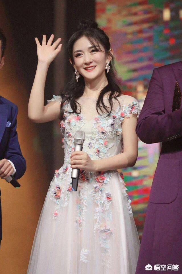 化妆戴耳环技巧图片
