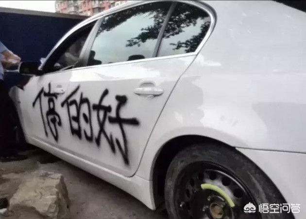 郑州：私家车乱停堵住垃圾中转站电话无人接，垃圾清运工凌晨租万向轮挪车, 你怎么看？：无人岛现巨大垃圾坑