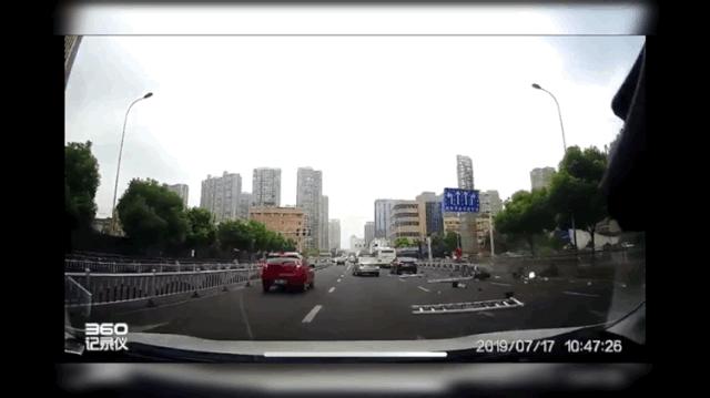 奔驰撞车