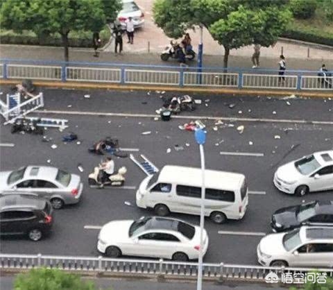 奔驰撞车